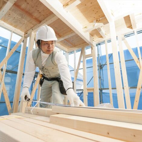 木の寸法を測る職人l